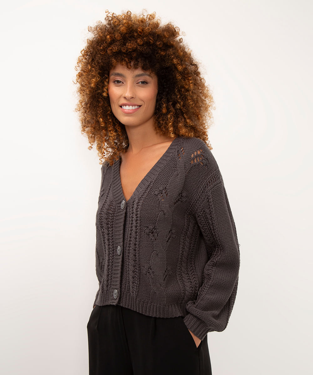 cardigan de tricot cinza