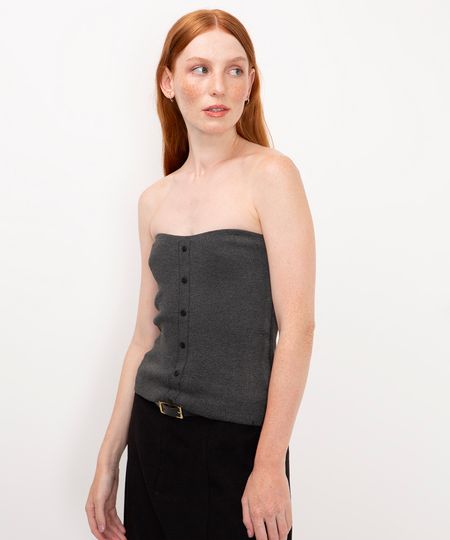 blusa sem alça em tricô com detalhe de botão chumbo M blusa sem alça em tricô com detalhe de botão chumbo M