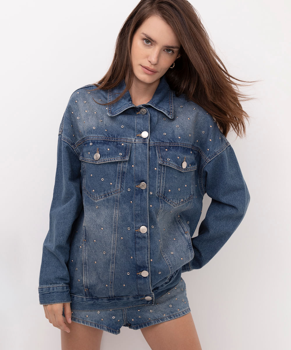 jaqueta jeans oversized com tachas e ilhós azul