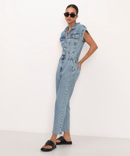 macacão jeans com bolsos azul PP