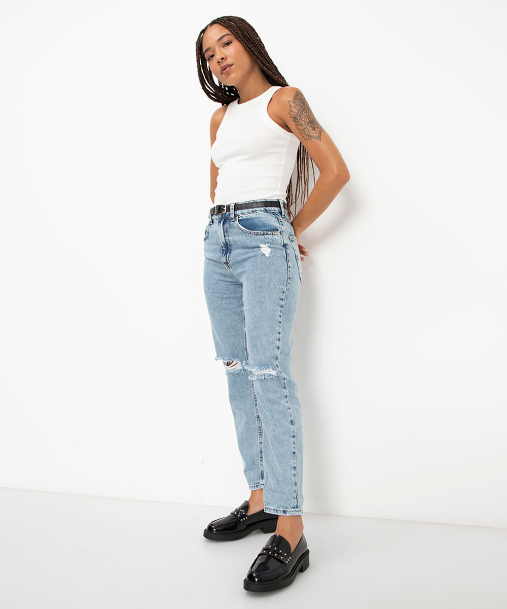 calça jeans mom cintura alta com desfiado azul