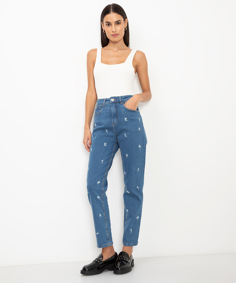 calça jeans mom bordado floral cintura super alta azul