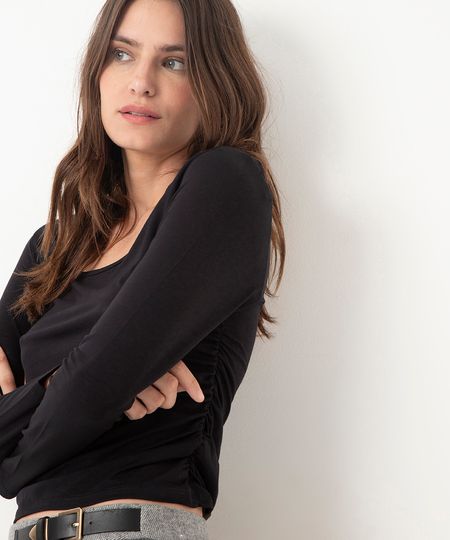 blusa de viscose com franzido preto M