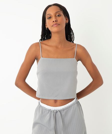 cropped de alfaiataria alça fina risca de giz cinza PP cropped de alfaiataria alça fina risca de giz cinza PP