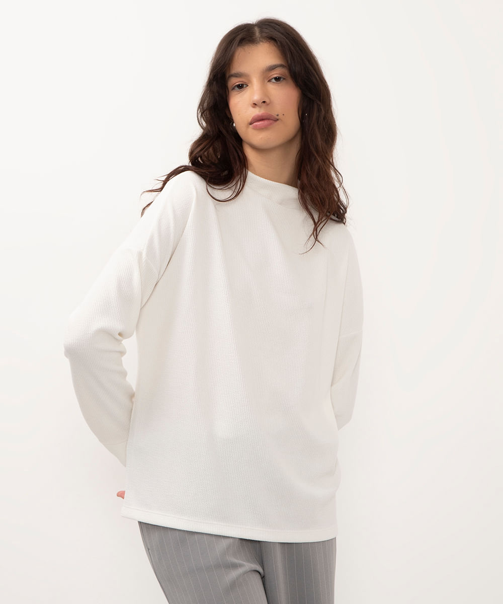 blusa texturizada gola alta off white