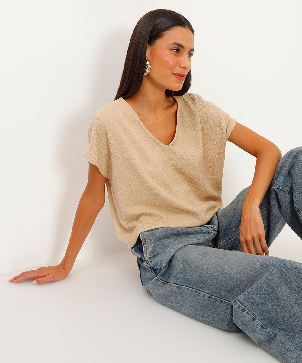 blusa decote v manga curta ampla texturizada bege