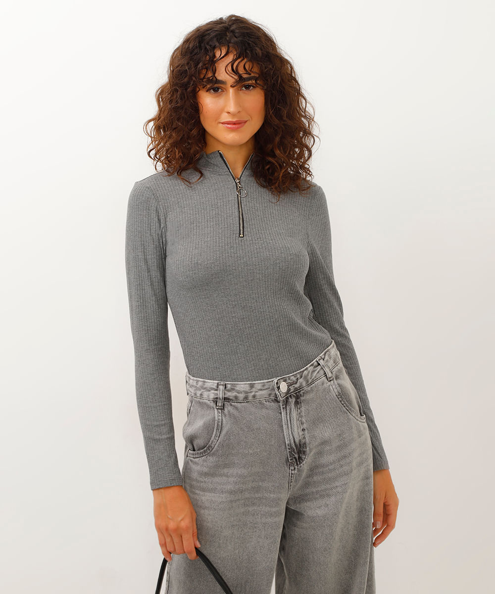 blusa de viscose canelada gola alta com zíper cinza