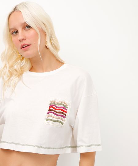 camiseta cropped de algodão bolso de crochê élle de bernardini off white GG