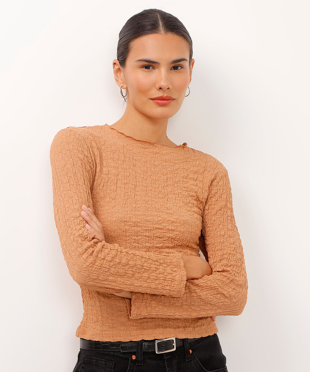 blusa manga longa texturizada com frufru bege
