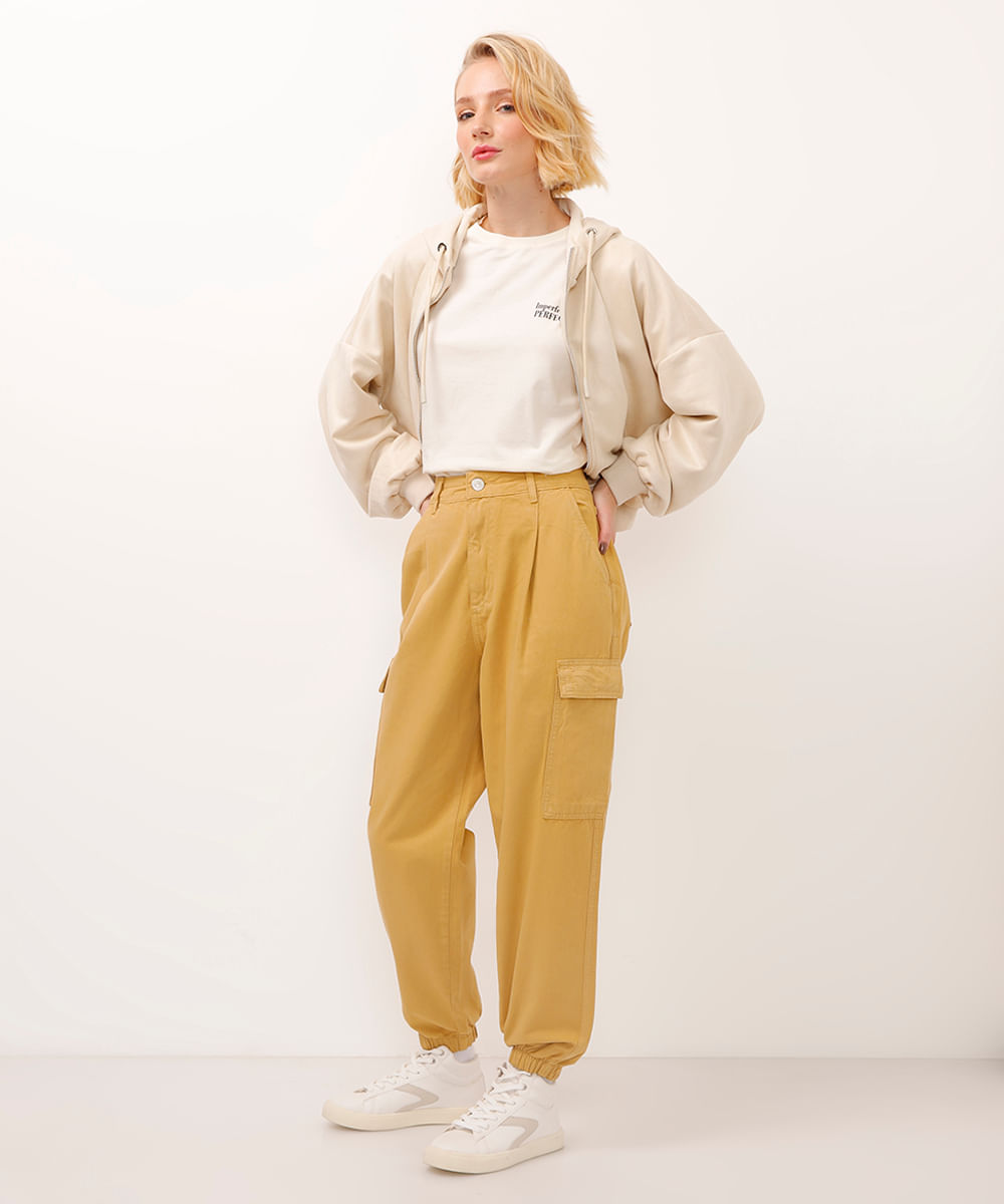 calça jogger de sarja cintura alta com pregas e bolsos bege calça jogger de sarja cintura alta com pregas e bolsos bege