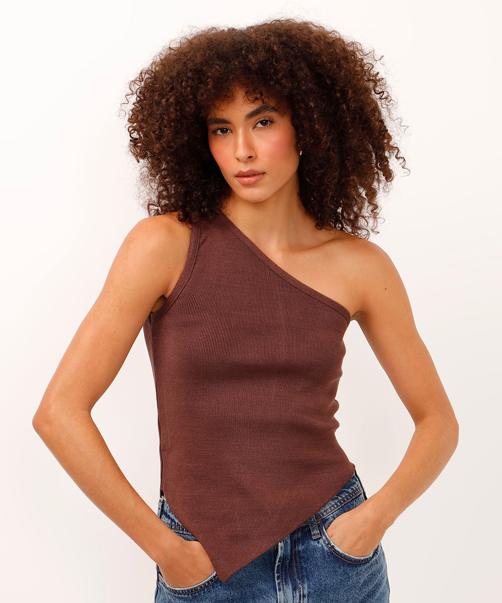 blusa de tricot ombro único assimétrica marrom