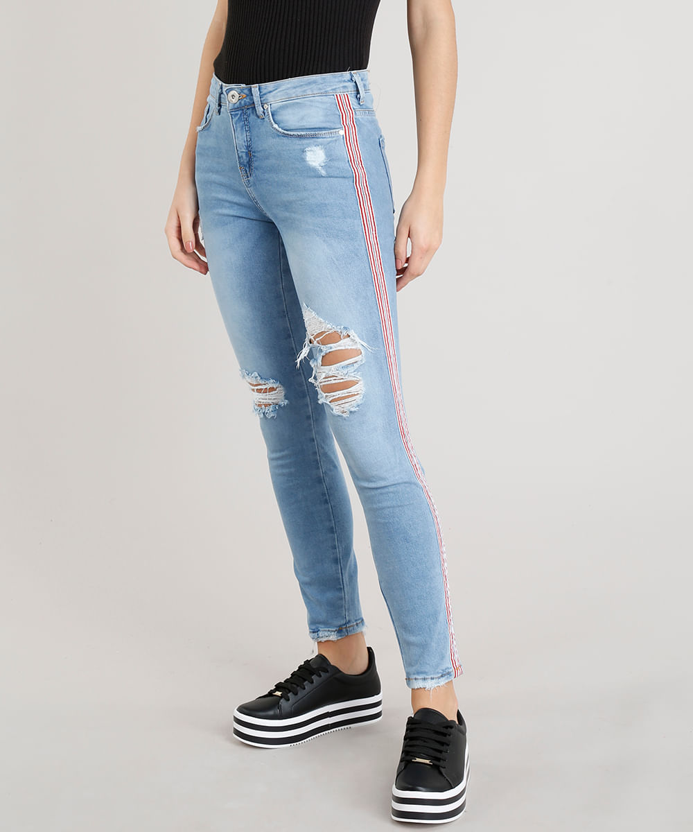 calça jeans clara com listra lateral