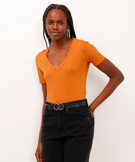 camiseta de viscose decote v alongada marrom PP camiseta de viscose decote v alongada marrom PP