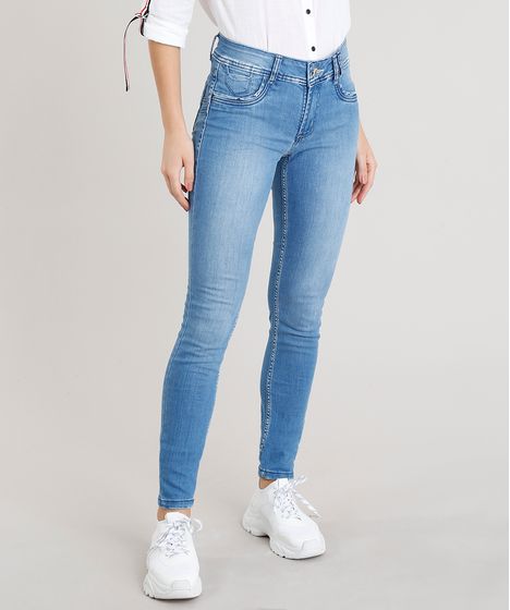 calça jeans azul clara feminina
