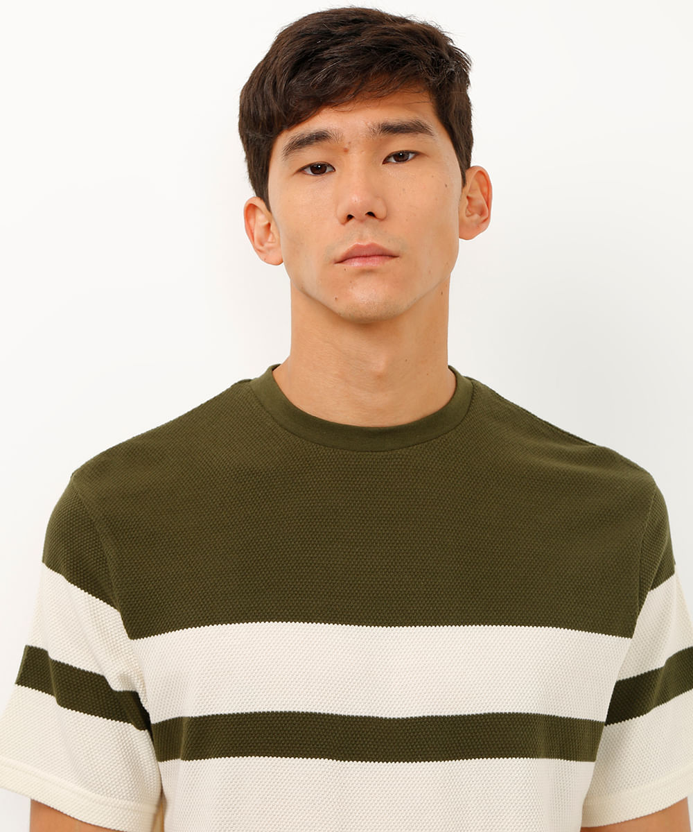 camiseta comfort texturizada listrada manga curta - verde militar