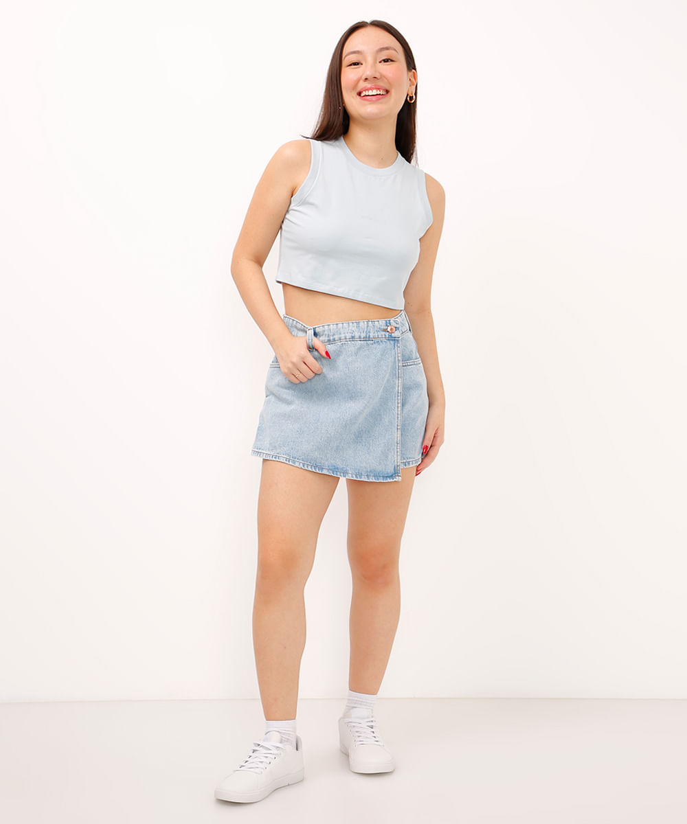short saia jeans juvenil com bolsos azul médio