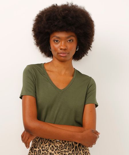 camiseta de viscose decote v alongada verde militar PP