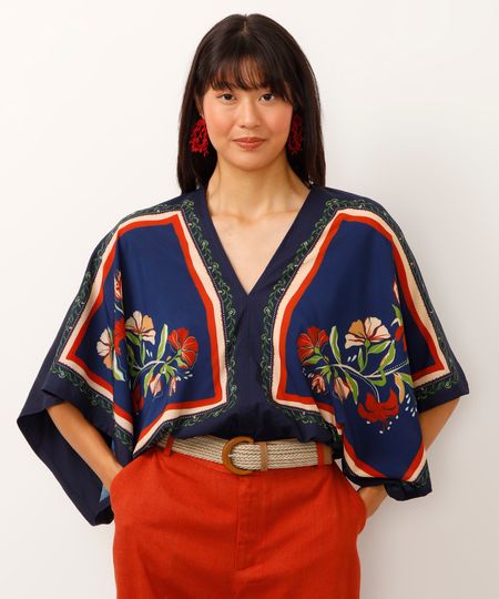 blusa bata decote v floral azul M blusa bata decote v floral azul M