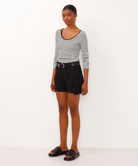 short mom de sarja cintura alta bolso cargo assimétrico preto 36