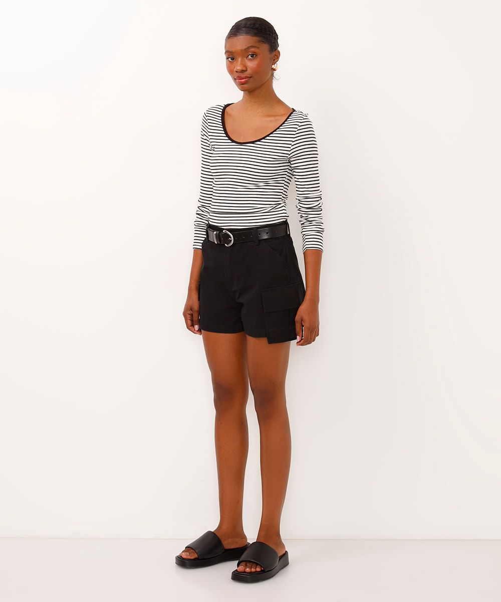 short mom de sarja cintura alta bolso cargo assimétrico preto