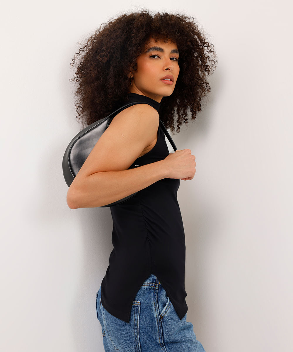 regata de algodão gola alta com franzido e fenda preta