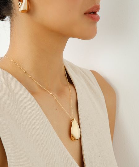 colar alongado com pingente gota dourado UNICO