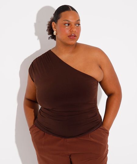 blusa ombro único com franzido plus size mindset marrom GG3