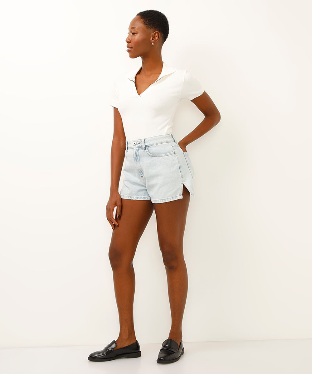 short mom jeans com fendas azul