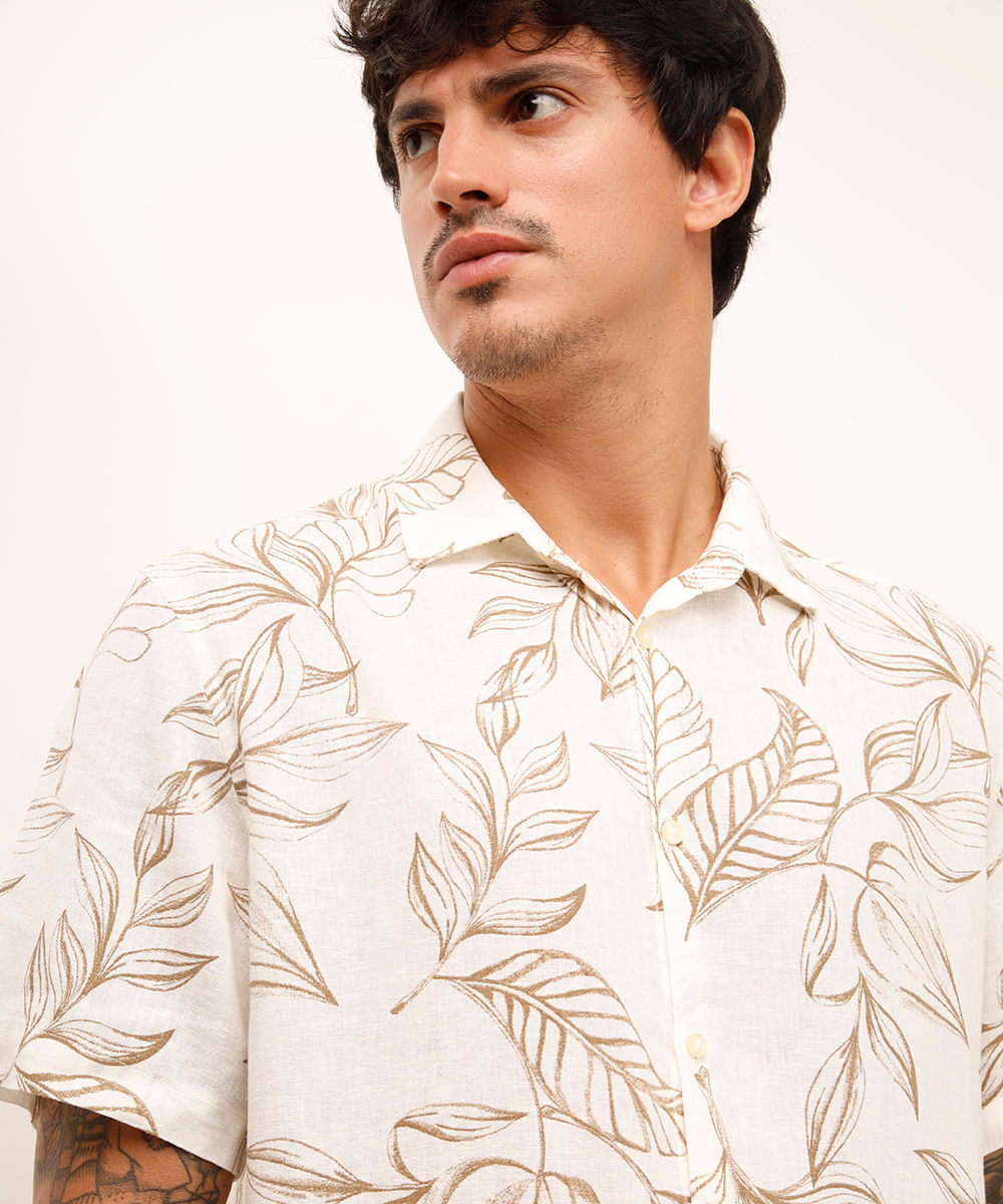 camisa comfort com linho folhagens off white