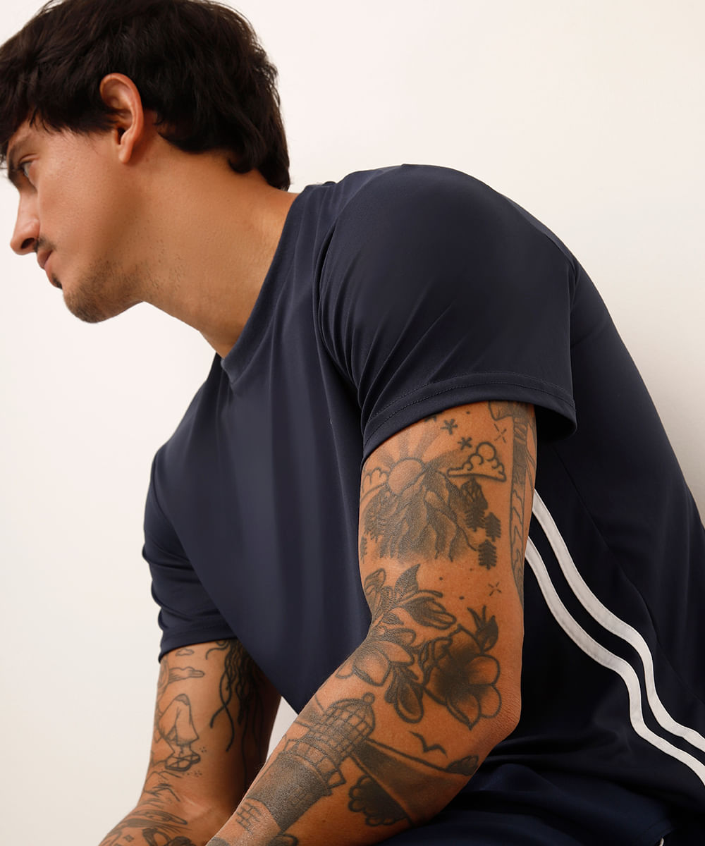 camiseta esportiva com listras azul
