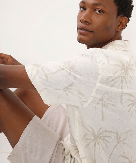 camisa comfort com linho coqueiros off white G camisa comfort com linho coqueiros off white G