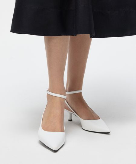 scarpin bico fino salto médio patbo branco 35