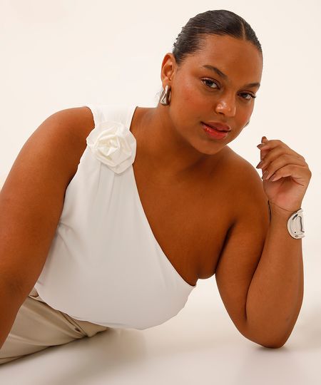 blusa ombro único com flor plus size off white GG1