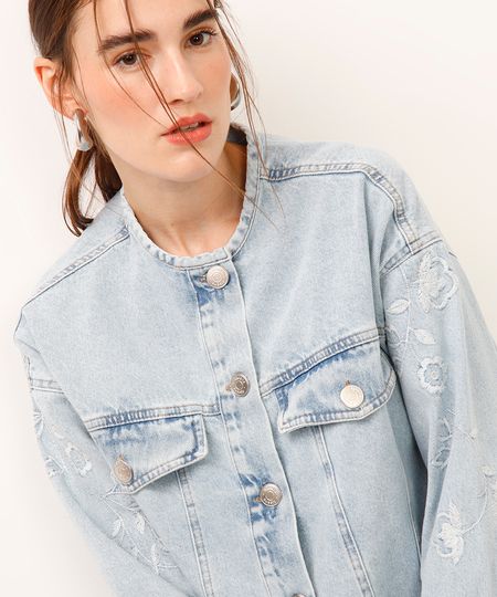 jaqueta jeans com bordado floral azul M