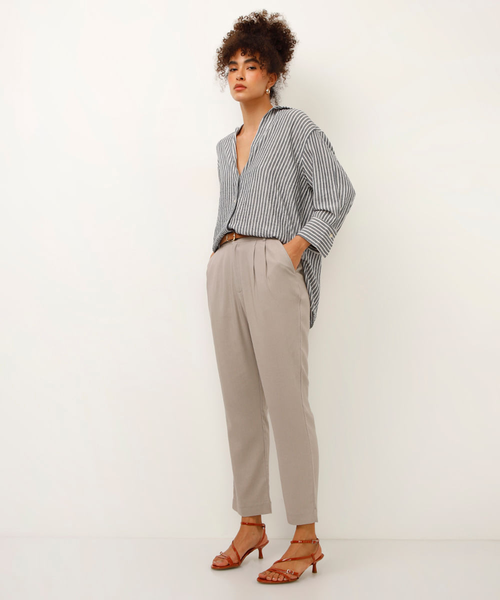 calça carrot de alfaiataria com linho e cinto cinza