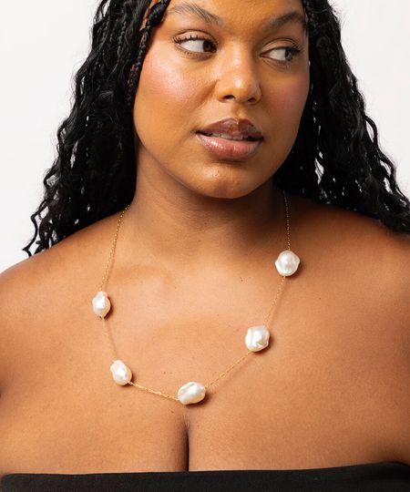 colar alongado de pérolas orgânicas dourado UNICO
