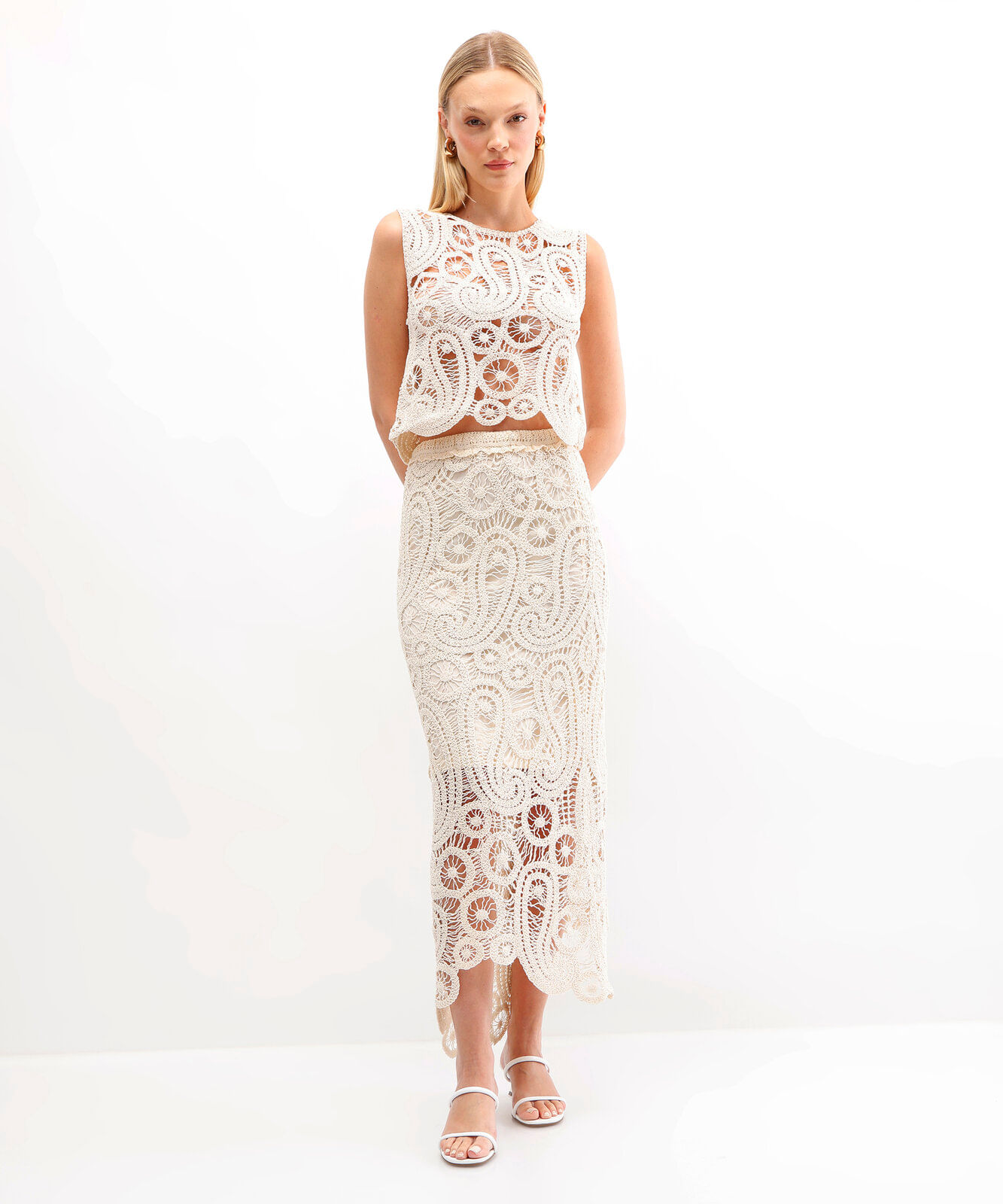 saia midi de crochet arabescos bege