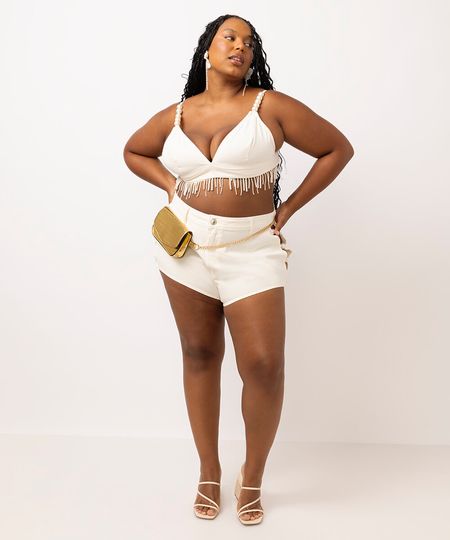 short de sarja com recorte e pérolas plus size off white 54