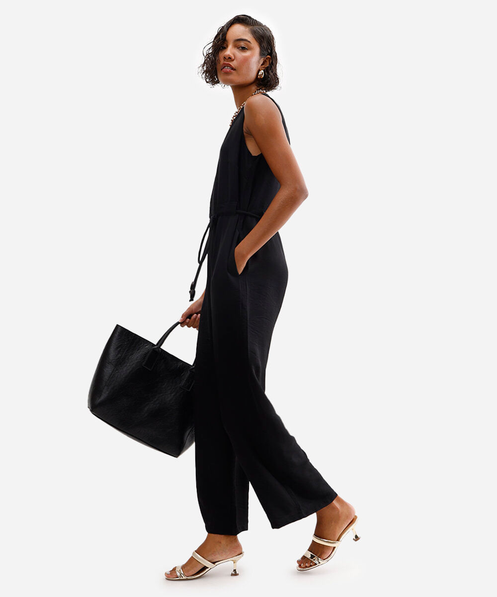 macacão de viscose com cinto texturizado preto