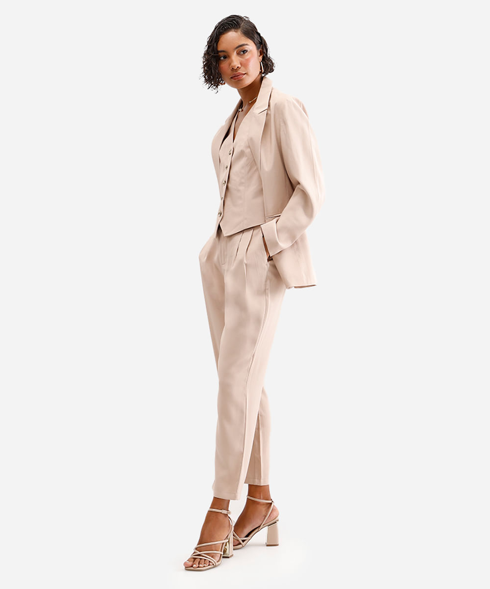 calça feminina de alfaiataria com pregas bege