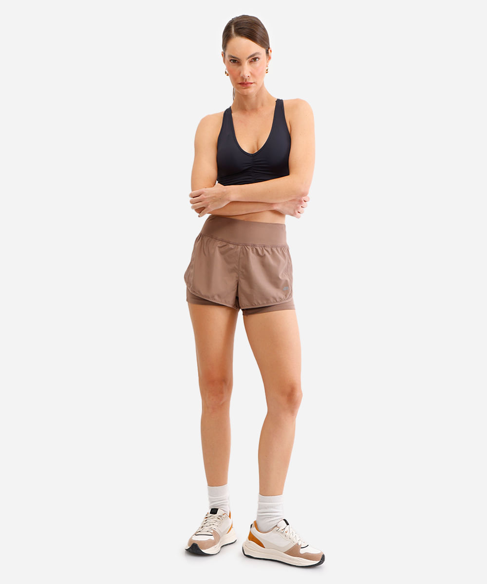 short running com forro e bolso esportivo marrom