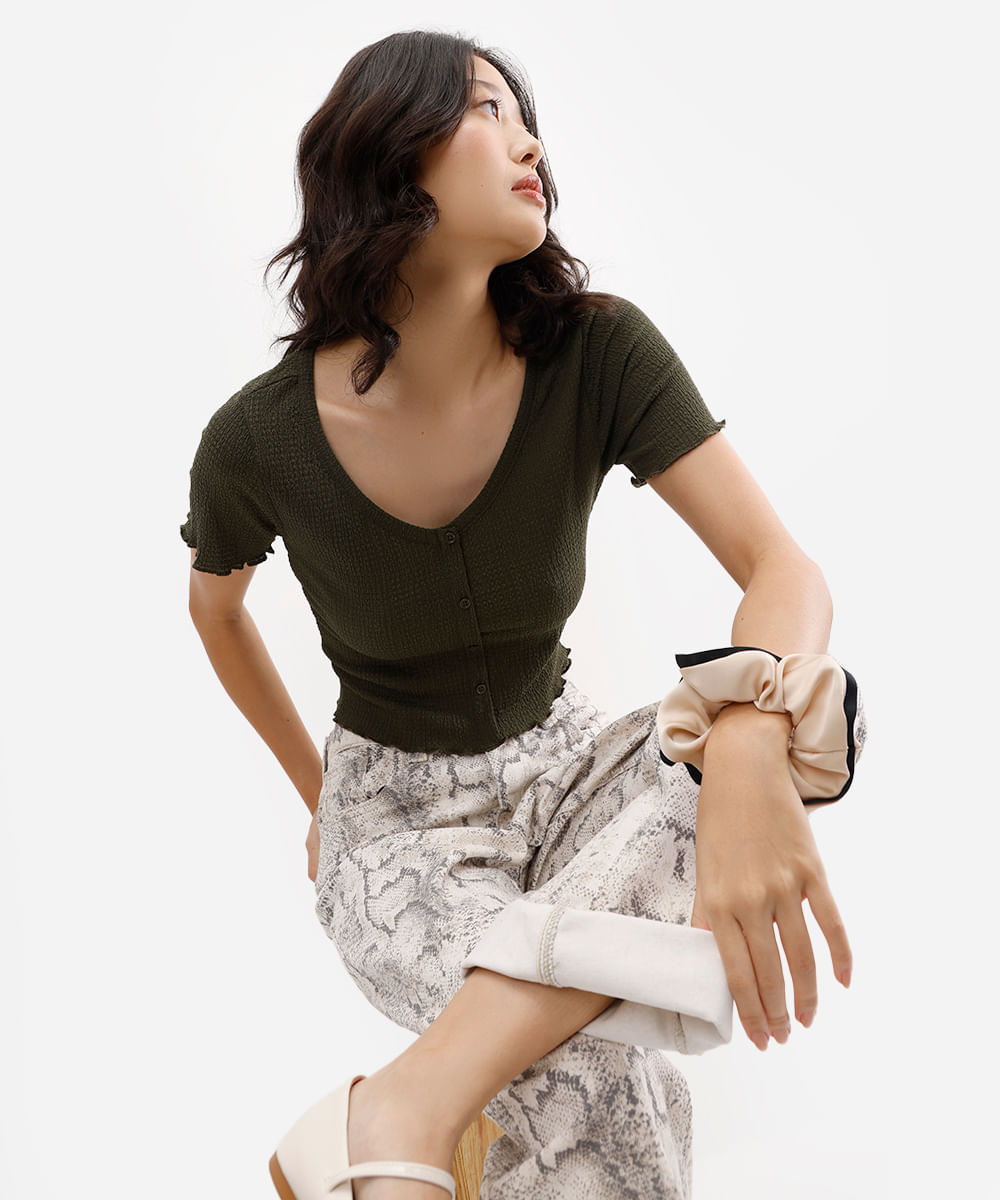 blusa texturizada com botões frufru verde