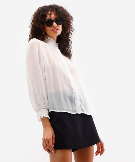 camisa feminina texturizada manga longa com babado off white PP
