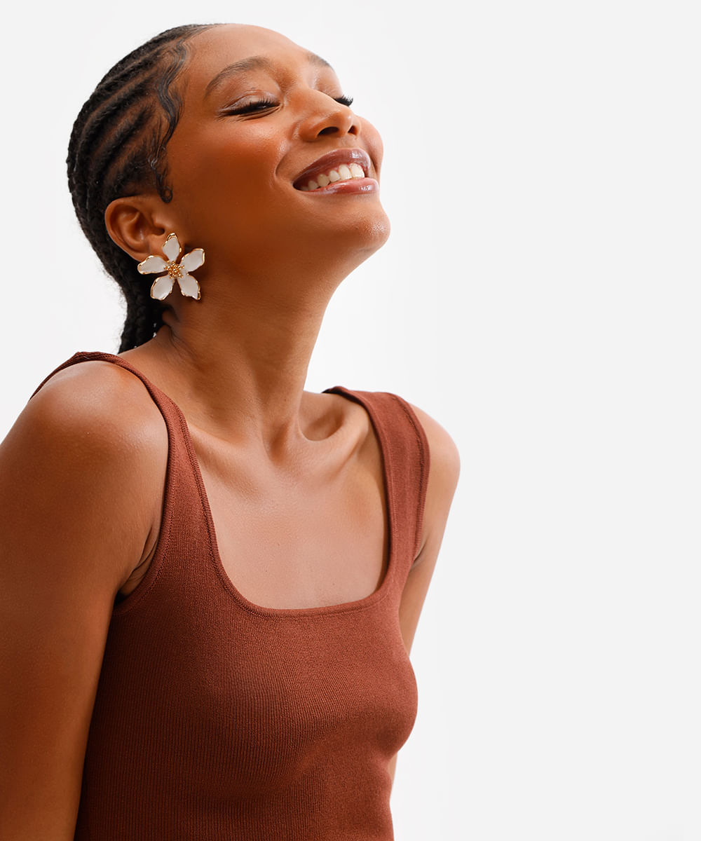 regata feminina de tricot decote quadrado marrom