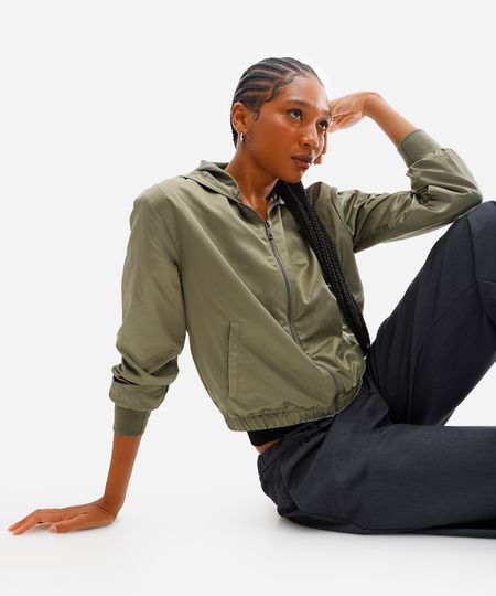 jaqueta corta vento com capuz - verde militar P jaqueta corta vento com capuz - verde militar P