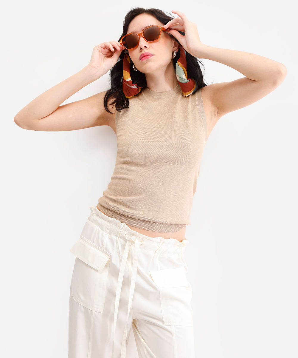 regata feminina de tricot decote redondo bege