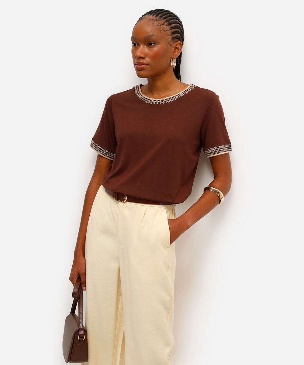 camiseta de viscose decote redondo manga curta marrom