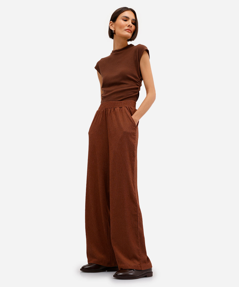 calça wide leg com bolsos texturizada marrom
