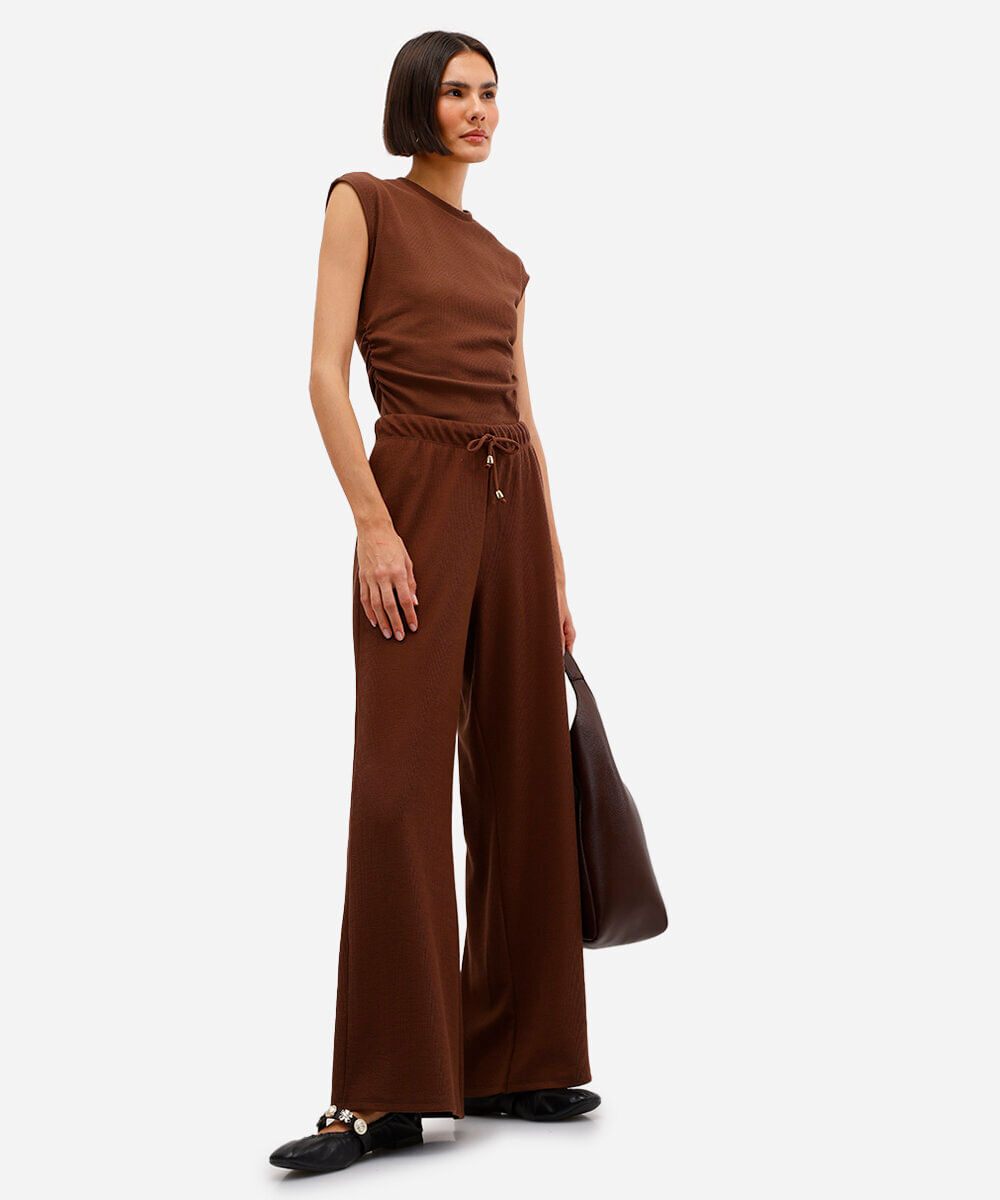 calça reta texturizada cintura alta com elástico marrom