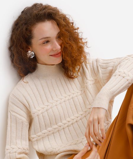 suéter feminino gola alta texturizado bege GG suéter feminino gola alta texturizado bege GG